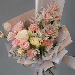 ピンクとバラの花束