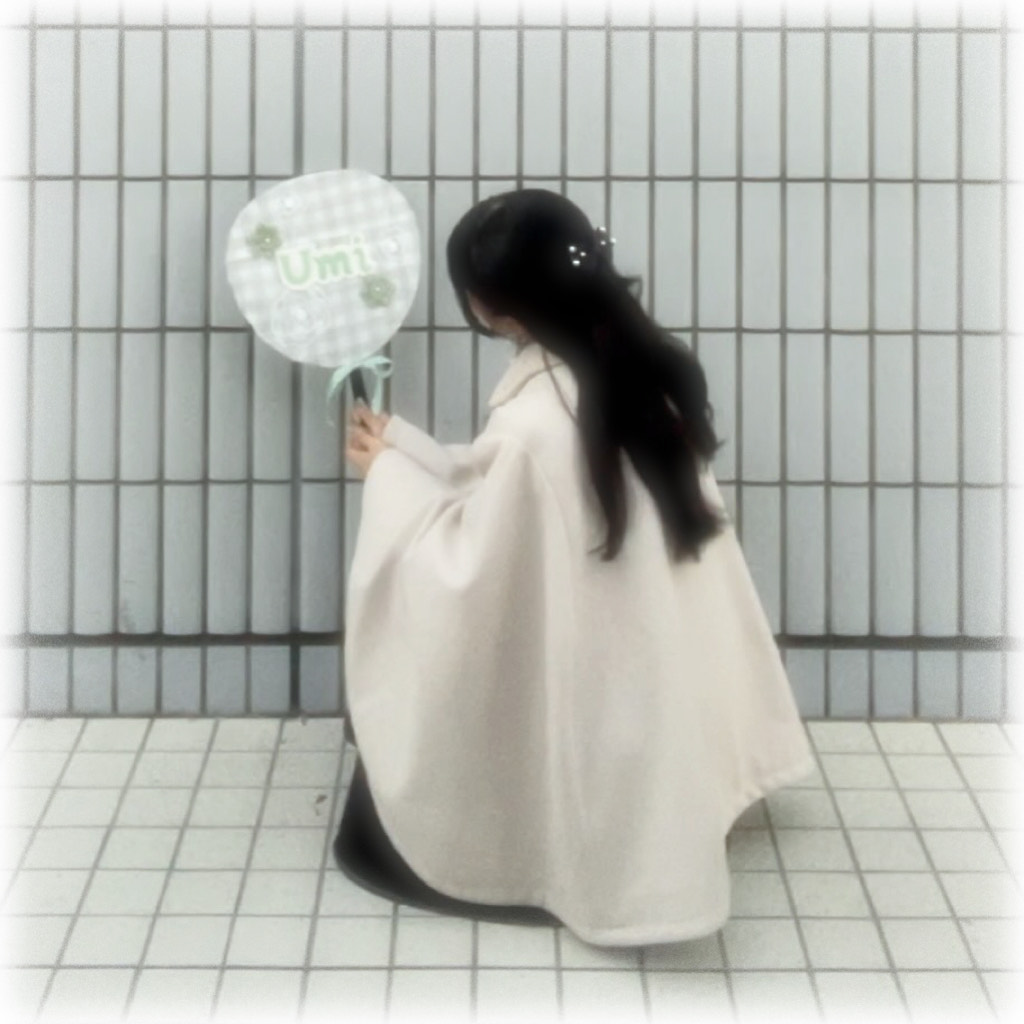 うちわを持って