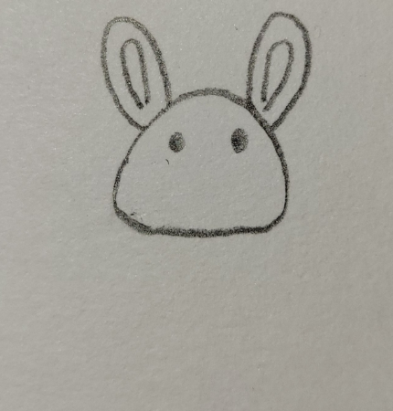 最初に、顔の中心よりやや上側の位置に目を描きます。