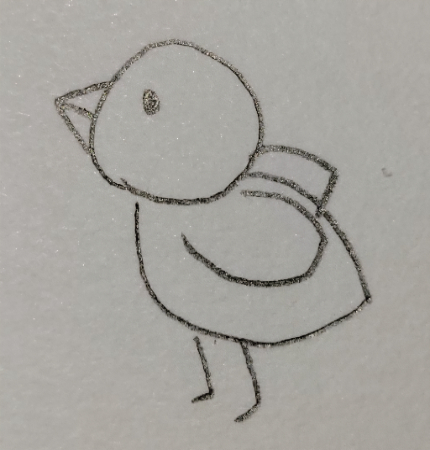 そして、目をくちばしよりやや高めの位置に描きます。
