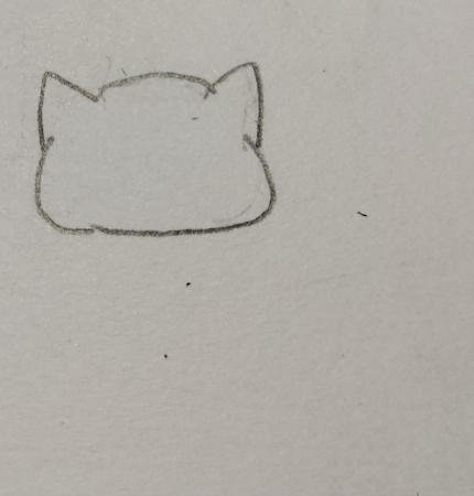 こちらも先ほど描いた耳とつなげるように猫の輪郭を描きます。