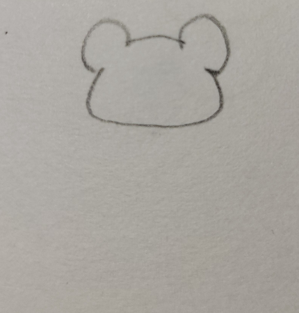 先ほど描いた耳とつなげるようにクマの輪郭を描きます。